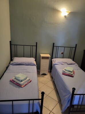 2 عدّة غرف نوم ومكواة/لوح كي وواي فاي مجانًا وملاءات أسرّة