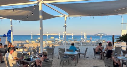 Atemberaubende neue Villa mit privatem Pool und Meerblick