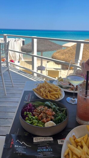 تناول الطعام بالخارج