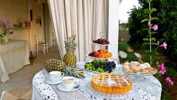 Free daily buffet breakfast