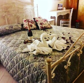 Dobbeltrom – deluxe, hageutsikt, 1. etasje | Individuelt dekorert, individuelt innredet og skrivebord