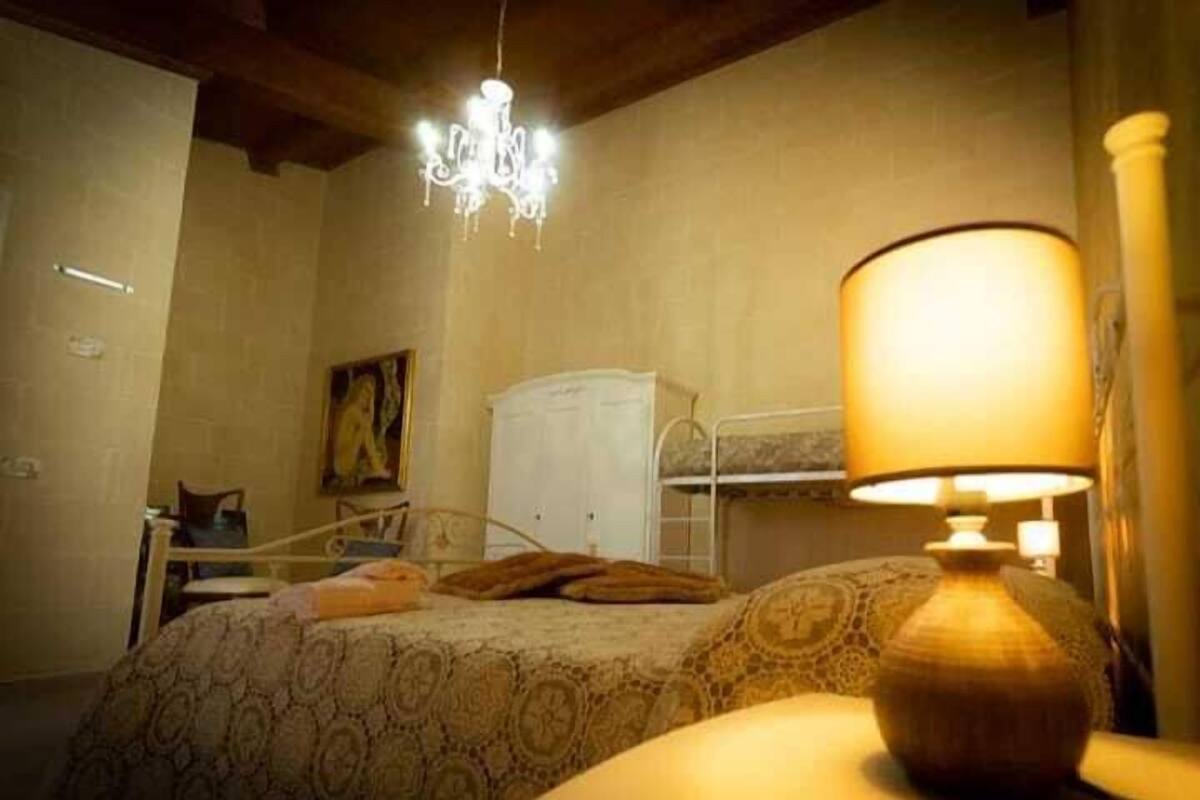 Quarto quádruplo, vista para o jardim, no piso térreo | Escrivaninha, cortinas blackout, quartos à prova de som