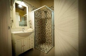 Shower, rainfall showerhead, free toiletries, hair dryer - B&B Giardino Isabella (Palagiano)