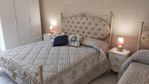 Individually decorated, individually furnished, desk, blackout drapes - B&B Giardino Isabella (Palagiano)