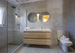 Bathtub, towels