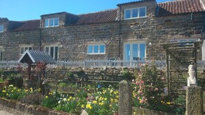 Exterior - Cozy self catering cottage, wonderful sea & countryside views, pet friendly (Whitby)