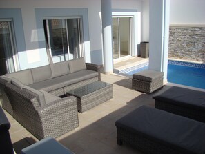 Beheizter Pool, Liegestühle