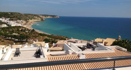 Spacieux, villa contemporaine avec toit ouvrant, piscine et terrasse
