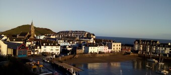 Sea Rock 8 Sleeps 4, Two Bedrooms. Balcony, Sea Front Views + Free WiFi.