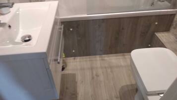 Combined shower/tub, hair dryer, towels