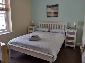 2 slaapkamers, een strijkplank/strijkijzer, gratis wifi, beddengoed