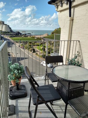 Outdoor dining - Sea Rock 8 Sleeps 4, Two Bedrooms. Balcony, Sea Front Views + Free WiFi. (Ilfracombe)