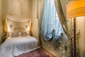 1 chambre, fer et planche à repasser