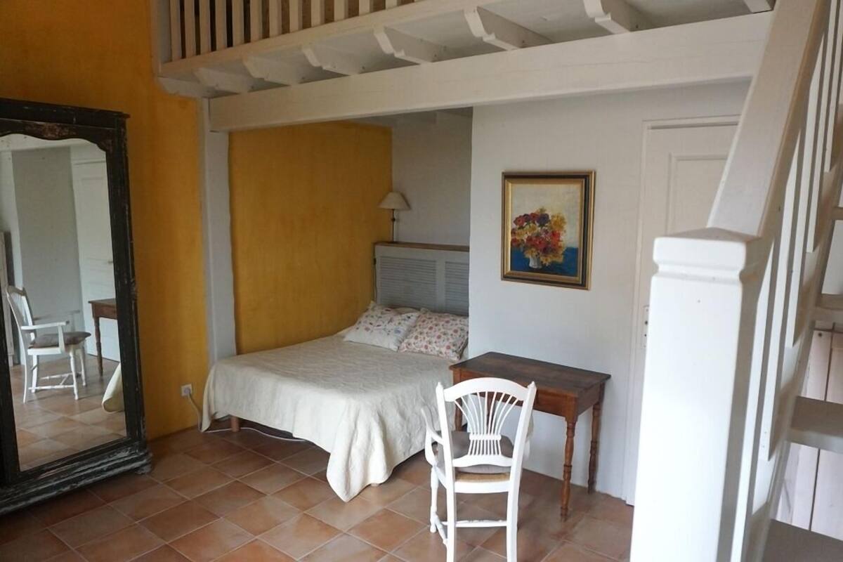 Quarto família, para não fumantes, vista para o pátio | Ferros/tábuas de passar roupa, berços grátis, individualmente decorados