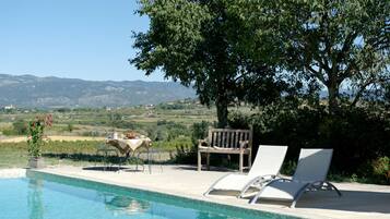 Piscine extérieure, parasols de plage, chaises longues