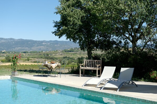 Outdoor pool, open 8:00 AM to 8:00 PM, pool umbrellas, sun loungers - Domaine de Pélican (Gignac)