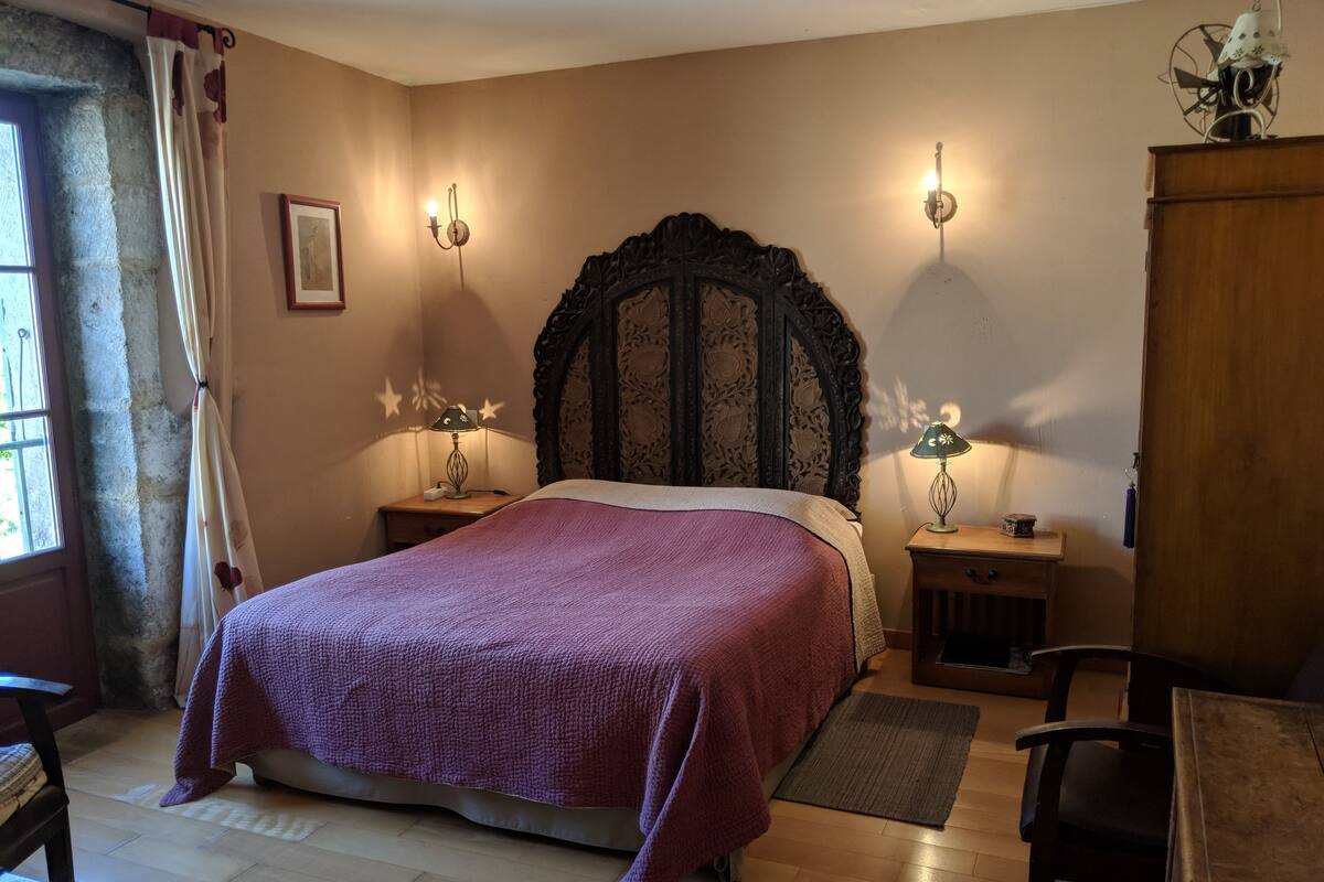 Quarto superior, 1 cama Queen, para não fumantes, vista para o jardim | Ferros/tábuas de passar roupa, berços grátis, individualmente decorados