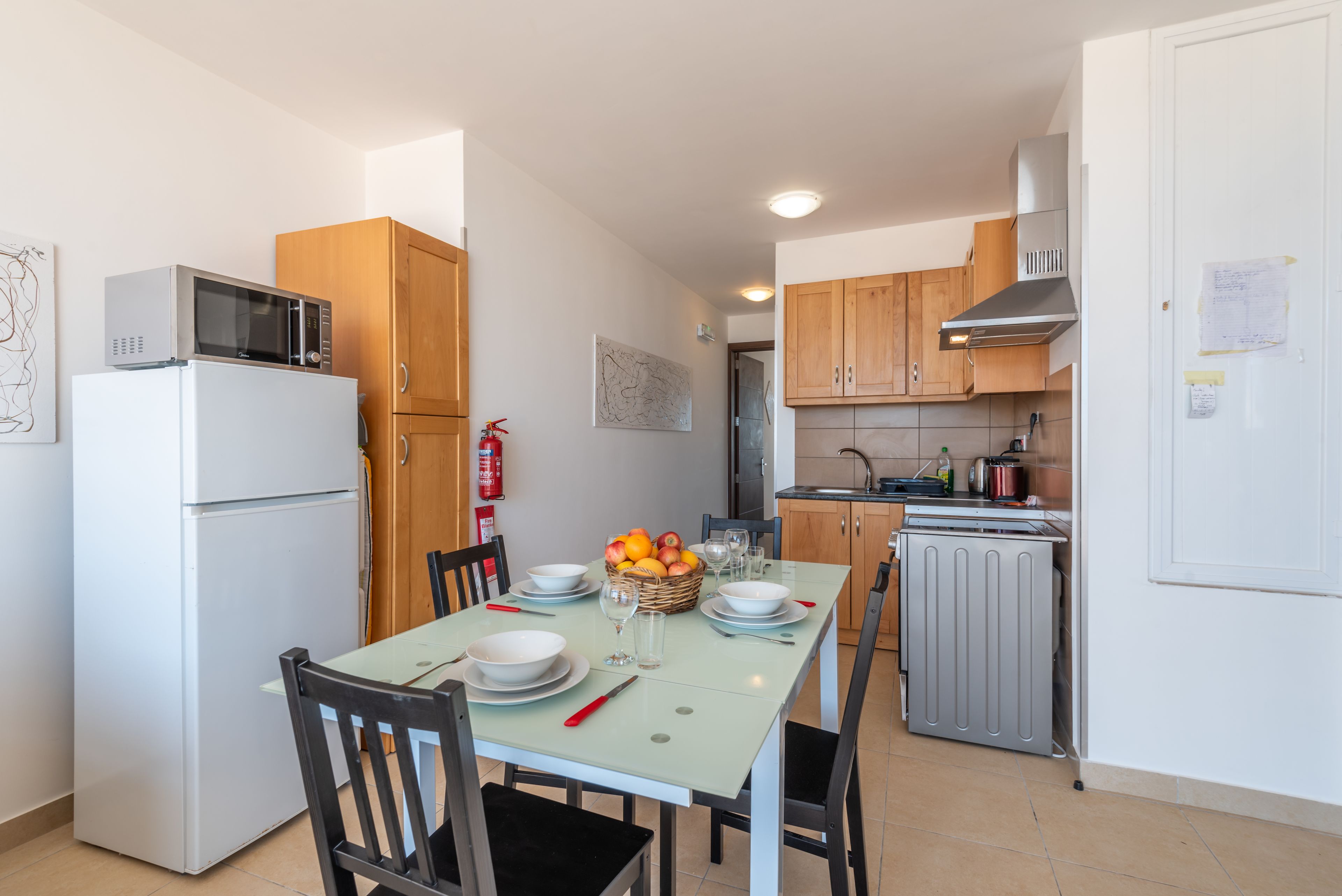 Ático superior, vistas al mar | Cocina privada | Frigorífico, microondas, horno y placa de cocina
