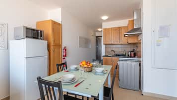 Ático superior, vistas al mar | Cocina privada | Frigorífico, microondas, horno y placa de cocina