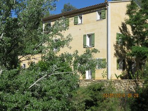 المنشأة من الخارج