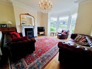 Smart TV, fireplace, video games, DVD player - Spacious townhouse - a short walk to harbour, beaches, shops and restaurants (Devon)