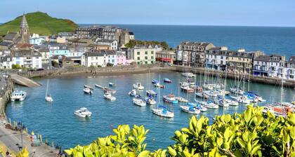 Spacious townhouse - a short walk to harbour, beaches, shops and restaurants