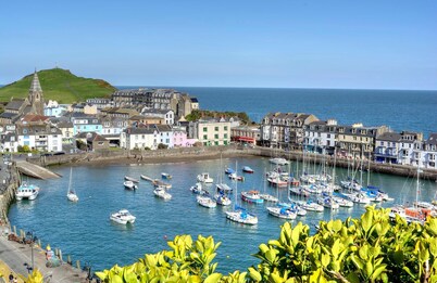 Spacious townhouse - a short walk to harbour, beaches, shops and restaurants