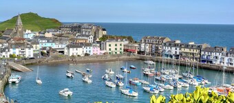 Spacious townhouse - a short walk to harbour, beaches, shops and restaurants