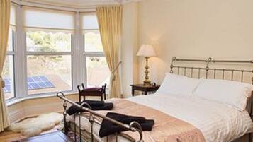 5 quartos, ferros/tábuas de passar roupa, berço de viagem