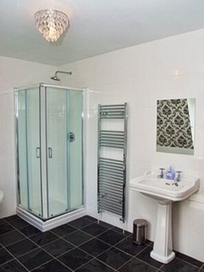 Bathtub, hair dryer, towels, soap - Spacious townhouse - a short walk to harbour, beaches, shops and restaurants (Devon)