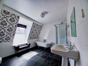 Bathtub, hair dryer, towels, soap - Spacious townhouse - a short walk to harbour, beaches, shops and restaurants (Devon)