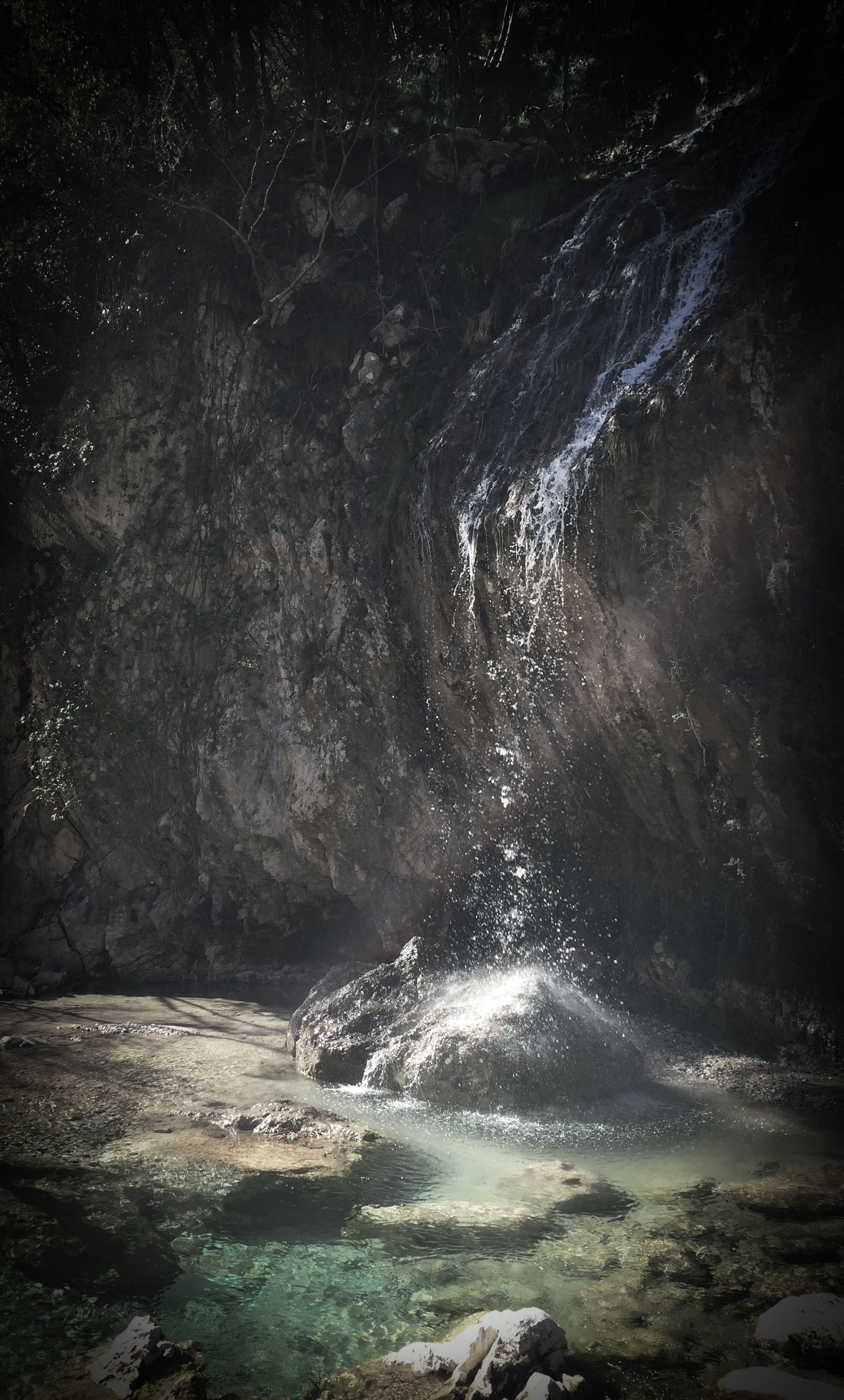 Formació rocosa natural amb una cascada.
