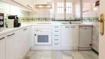 Jääkaappi, mikroaaltouuni, uuni, astianpesukone