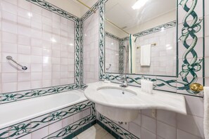 Baignoire, séchoir à cheveux, serviettes fournies, savon