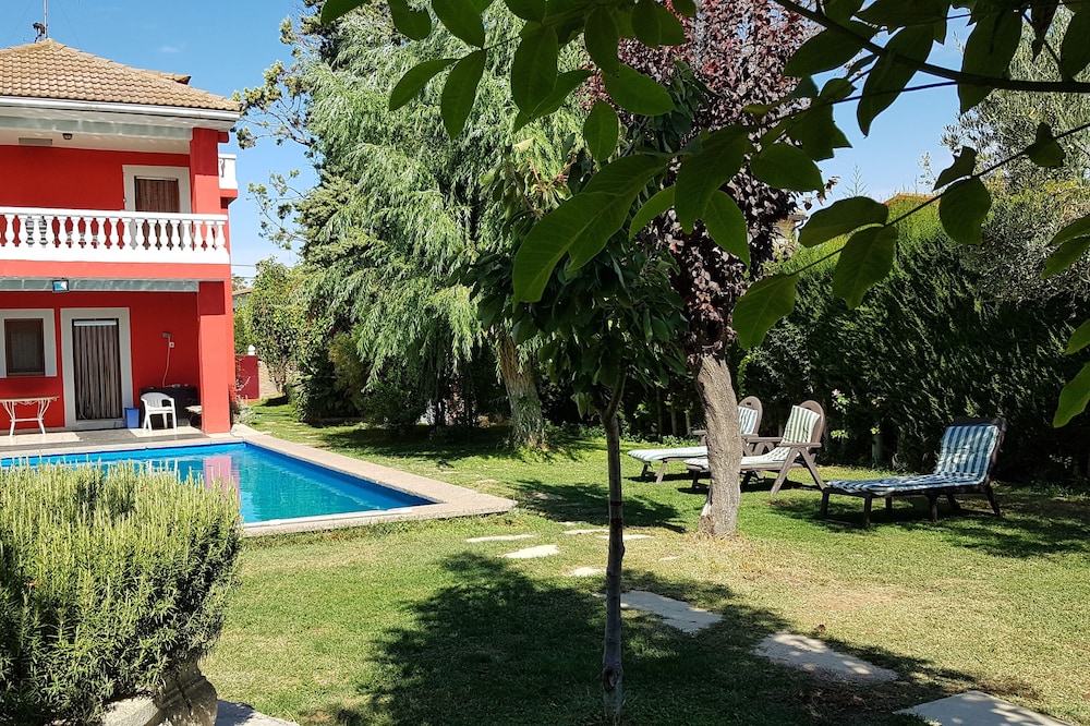 Detached villa with private pool and wifi