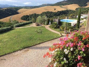 Property grounds - Private Villa with Infinity Pool - Fantastic Views and Sunsets. (Montecchio, Terni)