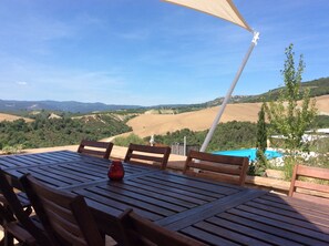 Outdoor dining - Private Villa with Infinity Pool - Fantastic Views and Sunsets. (Montecchio, Terni)