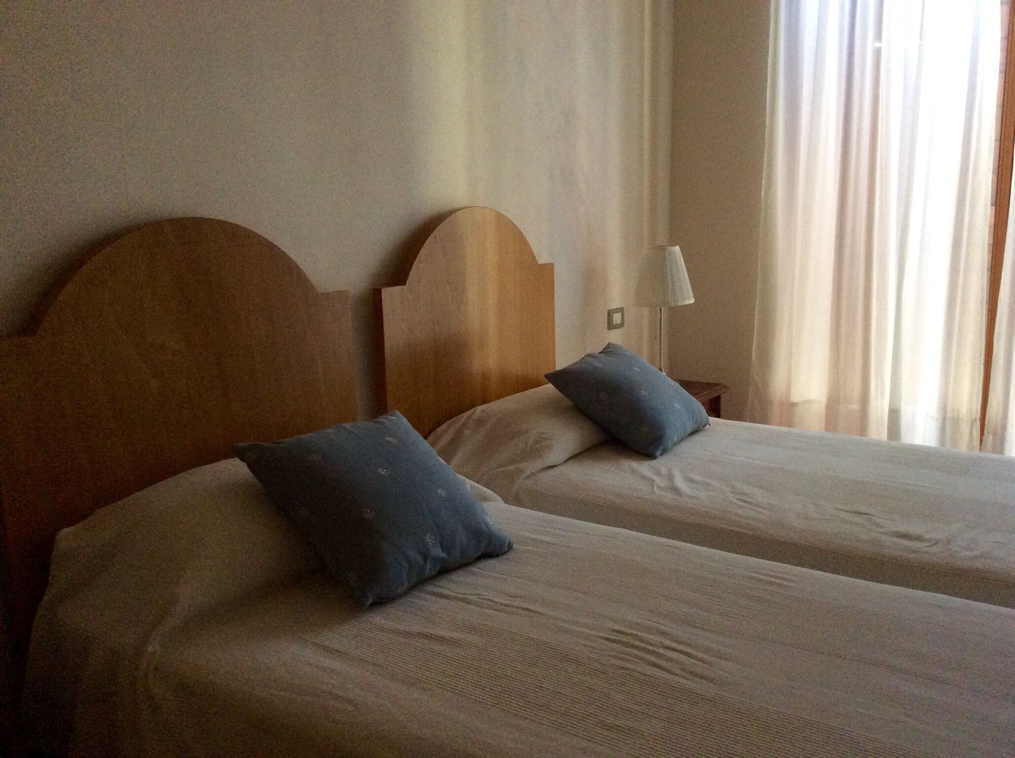 4 dormitorios, caja fuerte, escritorio y tabla de planchar con plancha