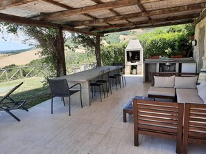 تناول الطعام بالخارج