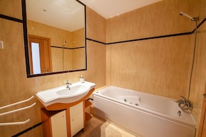 Combined shower/bathtub, hair dryer - Apt. Casa Luciano, a couple minutes walk to D. Ana Beach (Lagos)