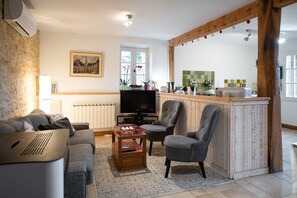 Smart TV, fireplace, DVD player, table football - Gite au Manoir de Carlucet, 13th Century, between Sarlat and Montignac, Dordogne (Saint-Crepin-et-Carlucet)