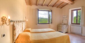 7 habitaciones, tabla de planchar con plancha y cuna de viaje