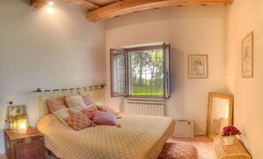 7 bedrooms, iron/ironing board, travel cot, free WiFi