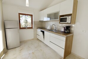 Fridge, microwave, stovetop, dishwasher