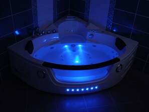 Baignoire, sèche-cheveux, serviettes fournies, shampoing