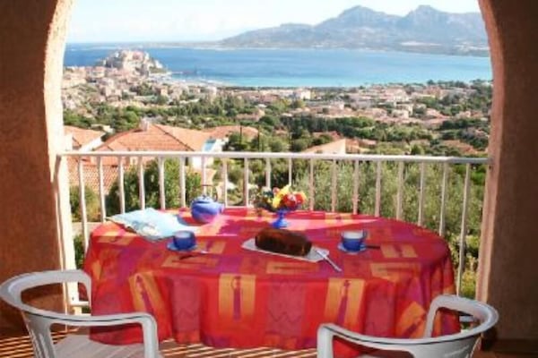 Vue panoramique sur la baie de Calvi depuis la loggia