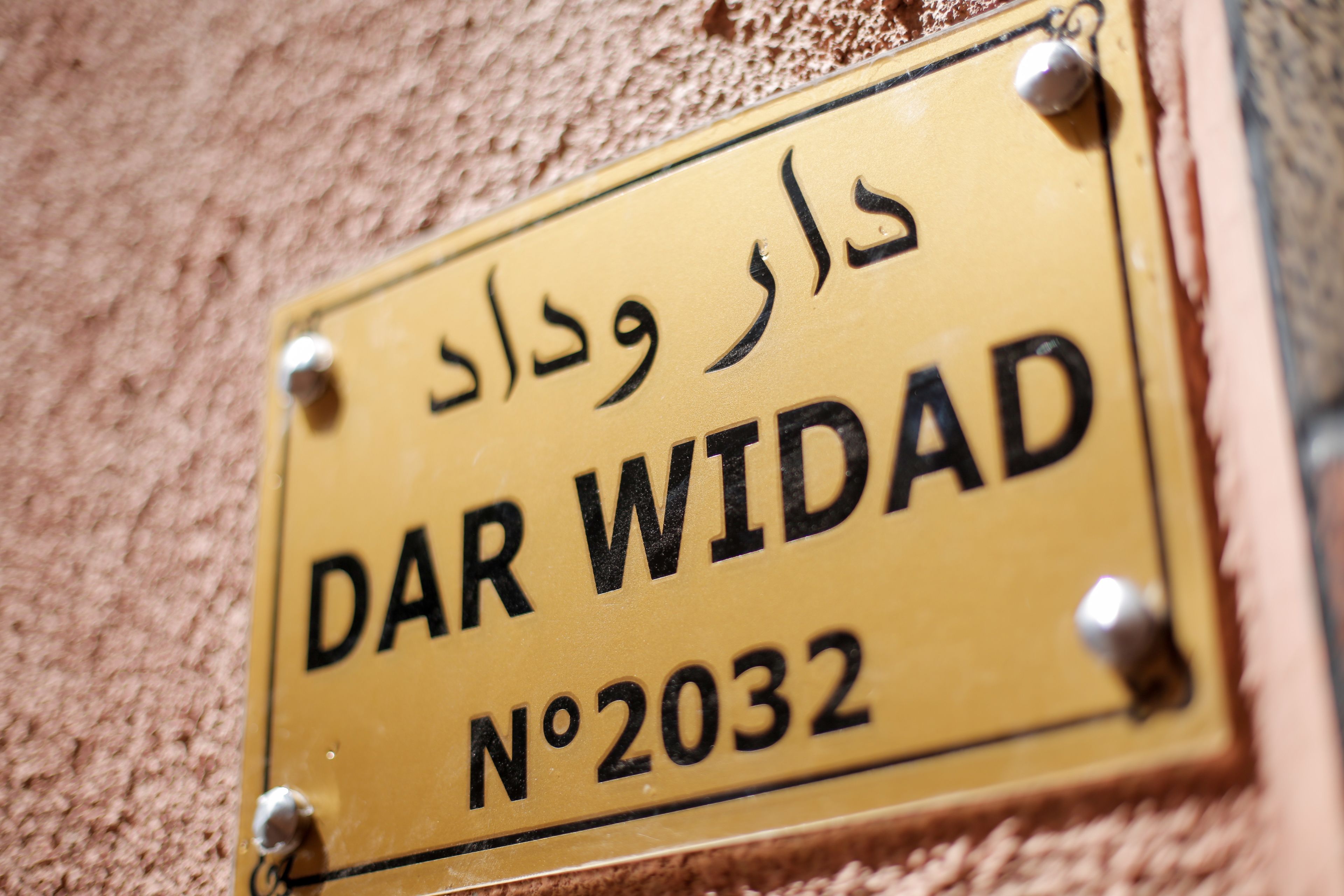 Un letrero con el texto 'DAR WIDAD' y 'No 2032' sobre un fondo amarillo.