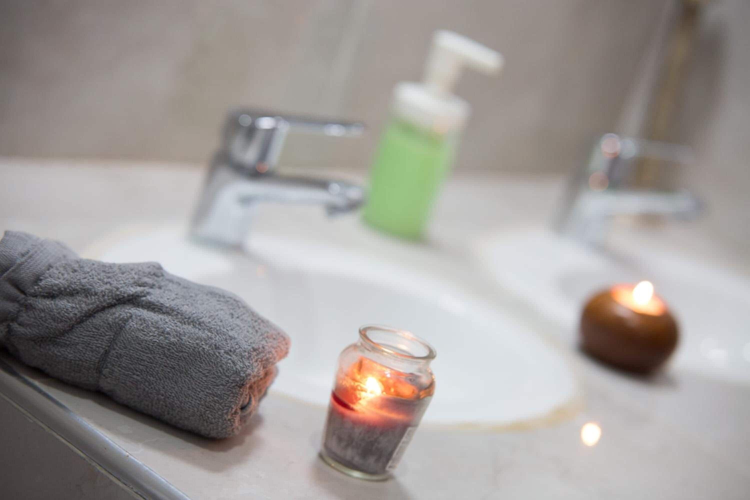 Shower, rainfall showerhead, free toiletries, hair dryer