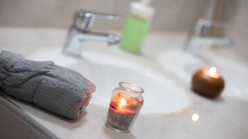 Ducha, cabezal de ducha tipo lluvia, artículos de tocador gratuitos