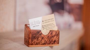 Un porte-cartes de visite en bois, avec une carte à l'intérieur.